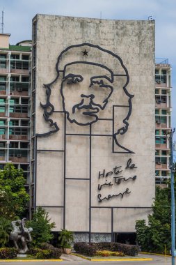 Havana, Küba - 21 Şubat 2016: Portre, Che Guevara Plaza de la Revoluciön tarihinde İçişleri Bakanlığı üzerinde.