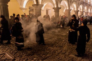 Antigua, Guatemala - 25 Mart 2016: İyi Cuma günü geçit katılımcıların Antigua Guatemala City.
