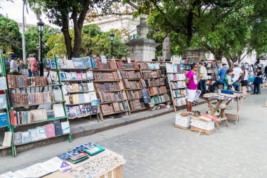 Havana, Küba - 22 Şubat 2016: Hediyelik eşya tezgahları Plaza de Armas Meydanı Havana '.
