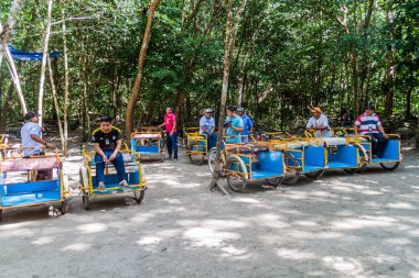 Coba, Meksika - 1 Mart 2016: Pedi-trikes (bisiklet taksi) biniciler Coba, Meksika Maya şehir kalıntıları, turistler için bekle