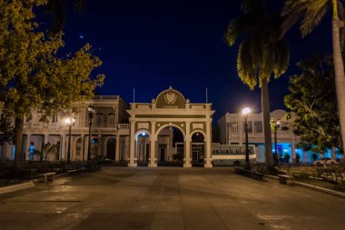 Cienfuegos, Cuba meydanda Parque Jose Marti gece görünümü
