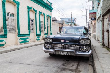 Holguin, Küba - 28 Ocak 2016: Eski Chevrolet Holguin bir sokakta