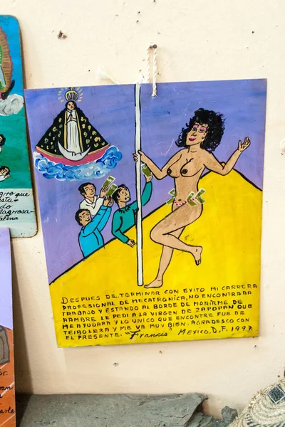 Antigua, Guatemala - 26 Mart 2016: Retablo (Lamine), Meksikalı bir halk sanat adanmışlık resim. Virgin de Zapopan bir striptizci olarak iş bulmak için teşekkürler.