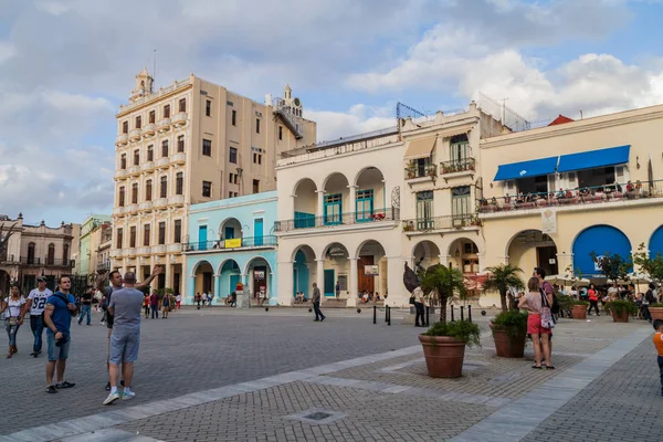 Havana, Küba - 20 Şubat 2016: Eski sömürge binaları Plaza Vieja Meydanı Havana Vieja '