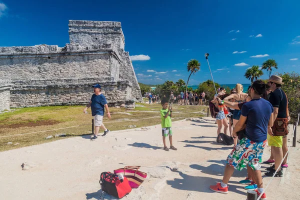 Tulum, Mexio - 29 Şubat 2016: Tulum, Meksika antik Maya şehir kalıntıları turist ziyaret