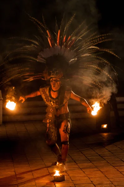 Chichen Itza, Meksika - 25 Şubat 2016: Yerli Maya dansçı performans Chichen Itza ruins yakınındaki.