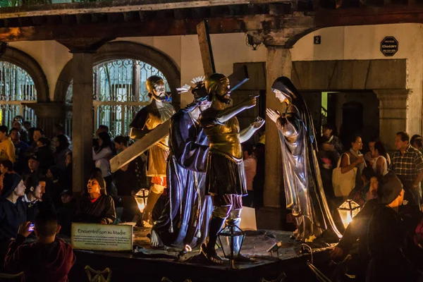 Antigua, Guatemala - 25 Mart 2016: İyi Cuma günü geçit katılımcılar Antigua Guatemala City tarafından yapılan büyük kayan nokta.