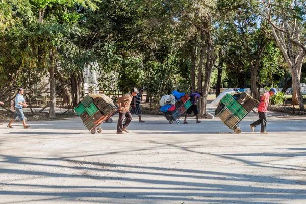 Chichén Itzá Meksyk Luty 2016 Dostawców Pamiątkami Przyjechać Rano Ich — Zdjęcie stockowe