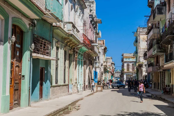 Havana, Küba - 24 Şubat 2016: Habana Centro Mahallesi'nde bir sokak görünümünü.