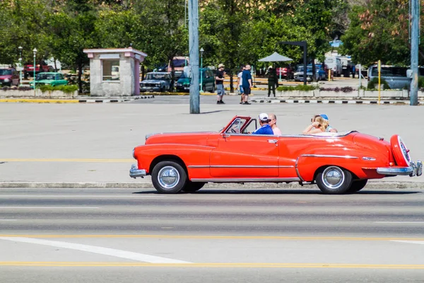Havanna Kuba 2016 Február Színes Vintage Autó Carrie Turisták Városnézés — Stock Fotó
