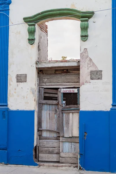 Bir dilipitated Las Tunas, Cuba bina girişine