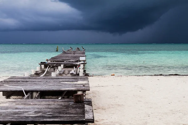 Ahşap iskele köyde Caye Caulker, Belize. Fırtına geliyor.