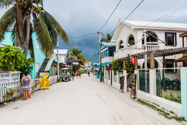 Caye Caulker, Belize - 5 Mart 2016: Köyde Caye Caulker, Belize bir Caddesi'nin görünüm