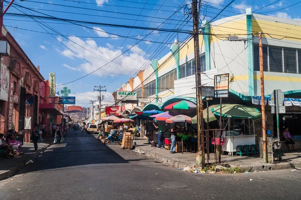 Santa Ana şehir bir sokakta görünümünü Santa Ana, El Salvador - 4 Nisan 2016:.