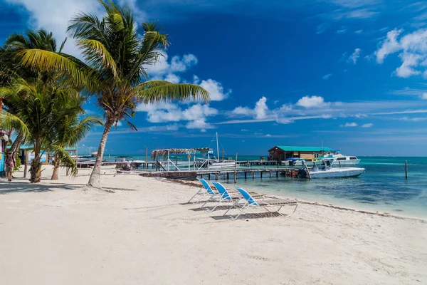 Caye Caulker, Belize - 2 Mart 2016: Piers köyde Caye Caulker, Belize, görünüm
