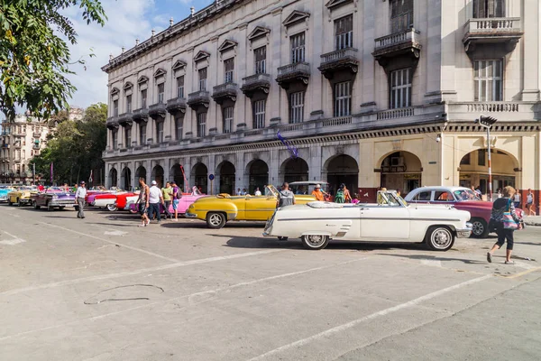 Hawana Kuba Luty 2016 Kolorowe Vintage Samochody Czekają Turystów Parque — Zdjęcie stockowe