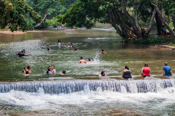 Pulhapanzak Honduras Abril 2016 Gente Está Bañando Río Sobre Cascada — Foto de Stock