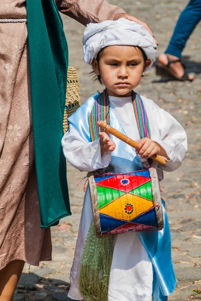 Antigua, Guatemala - 27 Mart 2016: Paskalya Pazar geçit katılımcı Antigua Guatemala City.