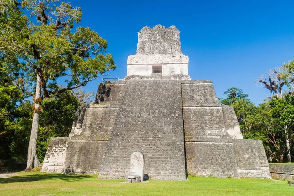 Temple II Grand Plaza arkeolojik alanında Tikal, Guatemala