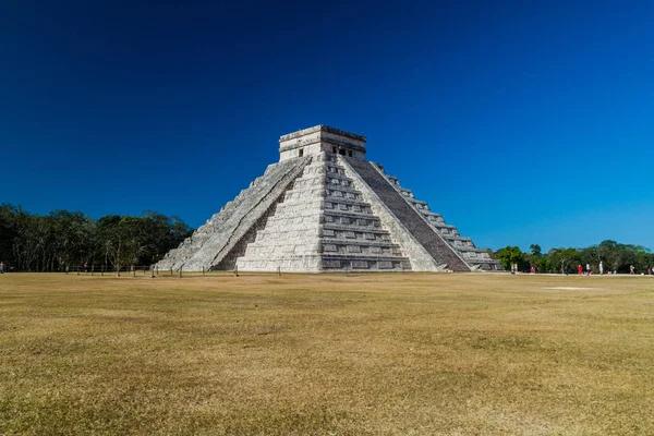 Chichen Itza, Meksika - 26 Şubat 2016: Piramit tüylü yılan Maya arkeolojik sit Chichen Itza, Meksika içinde