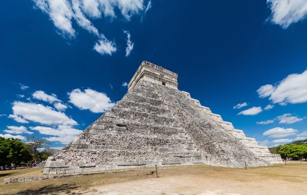 Maya arkeolojik sit Chichen Itza, Meksika içinde piramit tüylü yılan