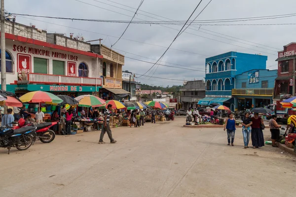 Playa Grande, Guatemala - 18 Mart 2016: Playa Grande şehirdeki sokak yaşamının görüntülemek.