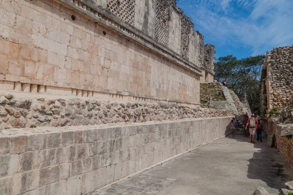 Uxmal, Meksika - 28 Şubat 2016: Rahibenin Quadrangle (Cuadrangulo de las Monjas) bina kompleksinde antik Maya şehir Uxmal, Meksika kalıntıları, turist