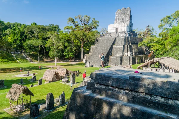 Tikal, Guatemala - 14 Mart 2016: Grand Plaza arkeolojik Tikal, Guatemala, turist ziyaret