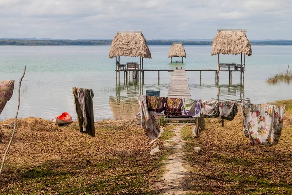 Cabañas Lago Peten Itza Guatemala — Foto de Stock