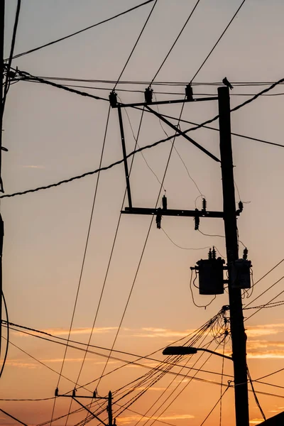 Gün batımı sırasında teller karışıklık. Las Tunas, Cuba.