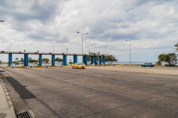 Havana, Küba - 22 Şubat 2016: Otoyol standında Havana tünel girişine.