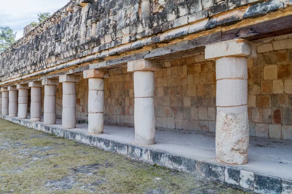 Rahibenin Quadrangle (Cuadrangulo de las Monjas) bina kompleksinde antik Maya şehir Uxmal, Meksika kalıntıları, sütunları