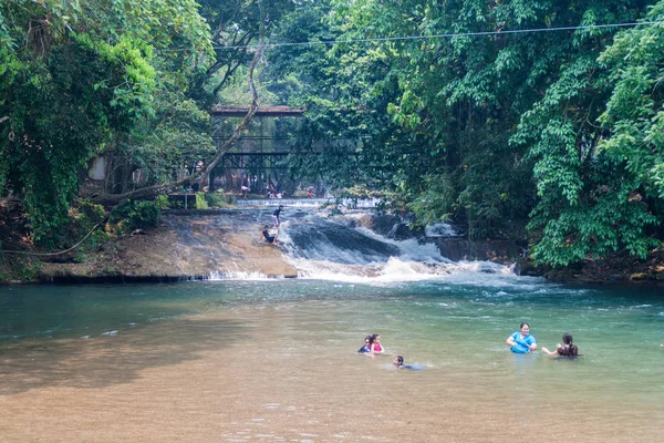 Pulhapanzak Honduras April 2016 People Bathing River Pulhapanzak Waterfall — Stock Photo, Image