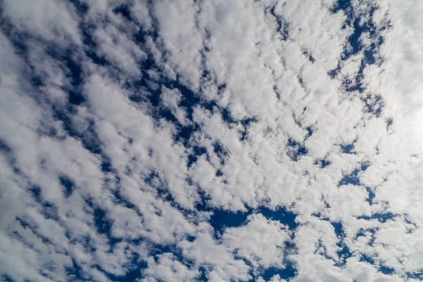 Doğa Dramatik Bulutlar Gökyüzü Üzerinde Arka Plan — Stok fotoğraf
