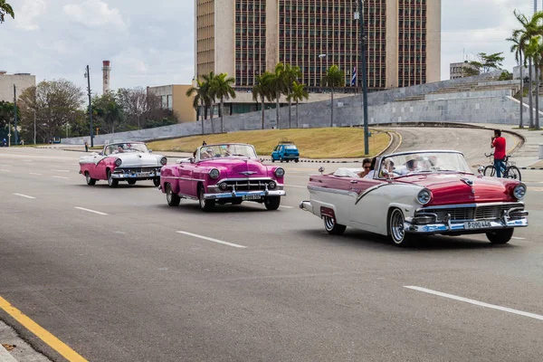 Havana, Küba - 21 Şubat 2016: Renkli vintage arabaya turistler kendi şehir turu üzerinde taşımak. Plaza de la Revoluciön Meydanı.