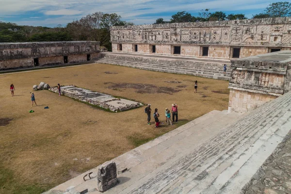 Uxmal, Meksika - 28 Şubat 2016: Rahibenin Quadrangle (Cuadrangulo de las Monjas) bina kompleksinde antik Maya şehir Uxmal, Meksika kalıntıları, Courtyard turist