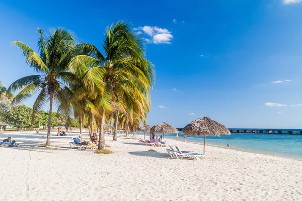 Playa Giron Kuba Února 2016 Turisté Pláži Playa Giron Kuba — Stock fotografie