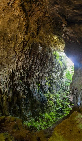 Cueva El Jardin (Bahçe mağara), Candelaria parçası karmaşık, Mucbilha Köyü, Guatemala yakınındaki mağara