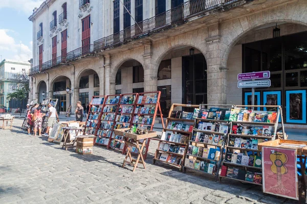 Havana, Küba - 20 Şubat 2016: Hediyelik eşya tezgahları Plaza de Armas Meydanı Havana '.
