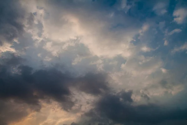 Doğa Dramatik Bulutlar Gökyüzü Üzerinde Arka Plan — Stok fotoğraf