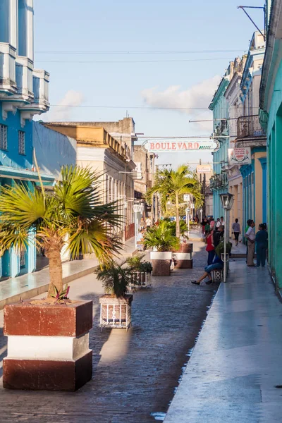 Santa Clara, Cuba - 13 Şubat 2016: Boulevard street Merkezi Santa Clara, Cuba.