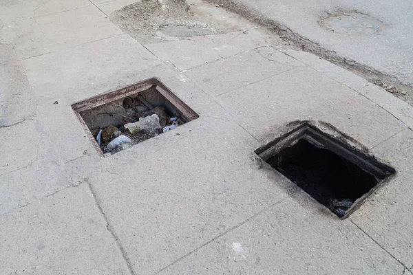Tehlikeli bir kaldırım Cienfuegos, Küba'da delikler.