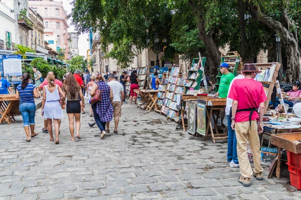 Havana, Küba - 23 Şubat 2016: Hediyelik eşya tezgahları Plaza de Armas Meydanı Havana '.
