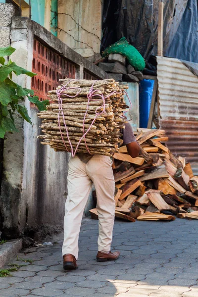 Santiago Atitlan Guatemala Marzo 2016 Uomo Indigeno Locale Con Carico — Foto Stock