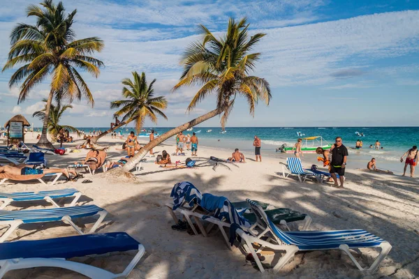 Tulum, Mexio - 29 Şubat 2016: Turist Tulum, Meksika için Karayip kumsalın tadını çıkar