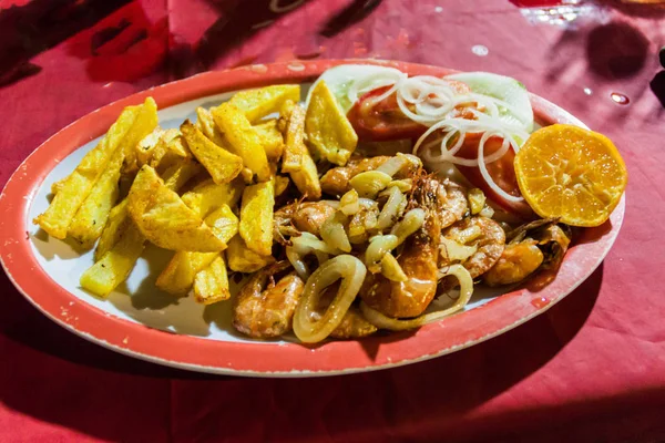 Monterrico グアテマラ太平洋岸の村でフライド ポテトとエビ — ストック写真