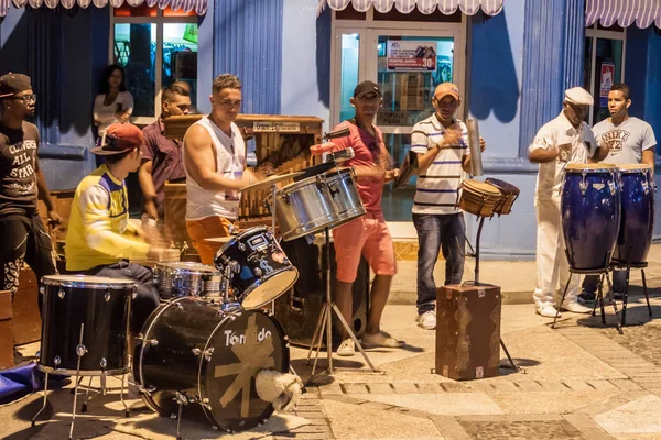 Bayamo, Küba - 30 Ocak 2016: Yerel müzik grubu Bayamo bir yaya caddesi üzerinde gerçekleştirir.