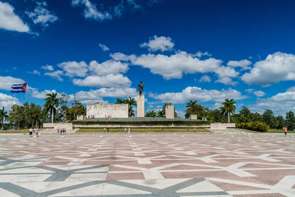 Santa Clara, Cuba - 13 Şubat 2016: Che Guevara anıt Santa Clara, Küba'da turist ziyaret