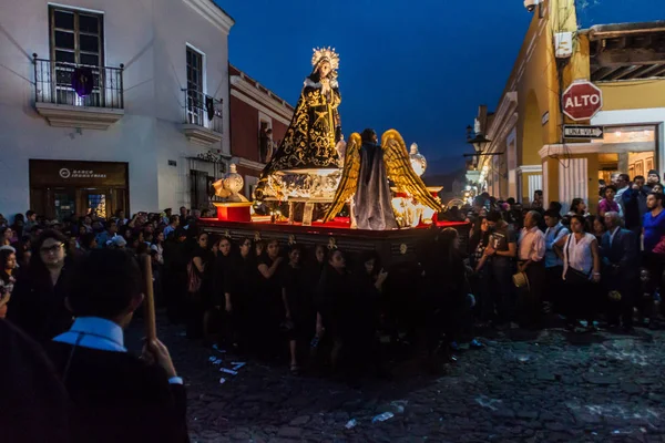 Antigua, Guatemala - 25 Mart 2016: İyi Cuma günü geçit katılımcıların Antigua Guatemala City.