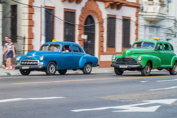 Havana Cuba Февраля 2016 Года Винтажные Автомобили Едут Улице Гаване — стоковое фото